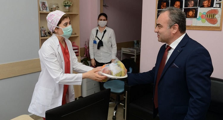 SAĞLIK ÇALIŞANLARINA MEYVE JESTİ