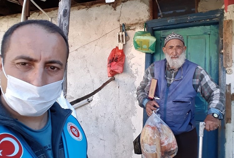 ÇORUMLU ÖMER DEDE’DEN BİN LİRA BAĞIŞ