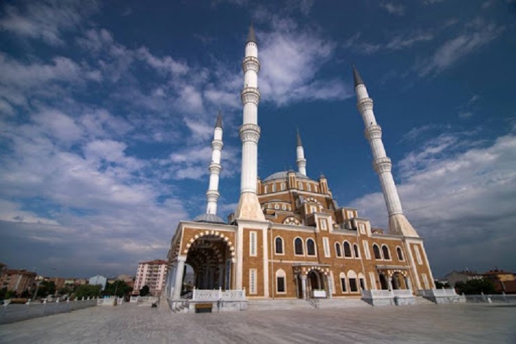 CAMİLER CUMA GÜNÜ İBADETE AÇILIYOR