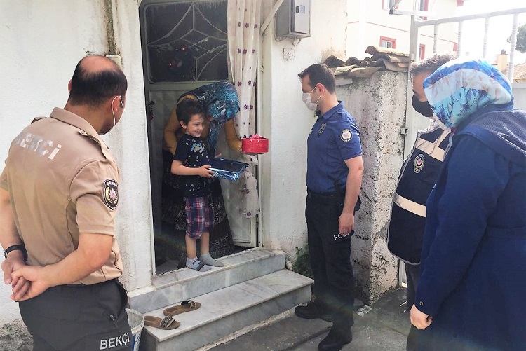 POLİSLERDEN GÖRKEM’E SÜRPRİZ DOĞUM GÜNÜ