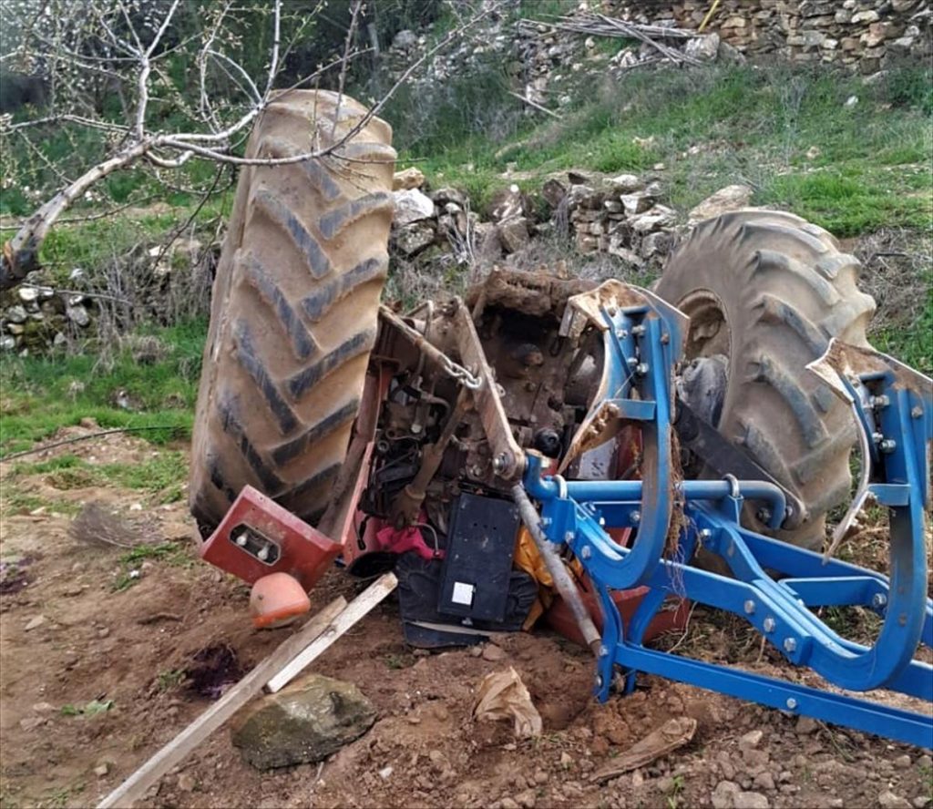 DEVRİLEN TRAKTÖRÜN ALTINDA CAN VERDİ