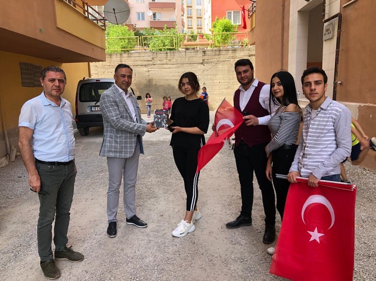 CHP’DEN GENÇLERE NUTUK VE BAYRAK