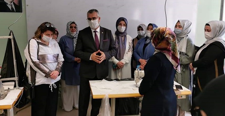 AK KADINLARDAN MASKE ÜRETİMİNE DESTEK
