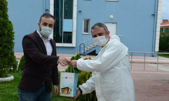 KARANTİNADAKİ VATANDAŞLARA LEBLEBİ İKRAMI