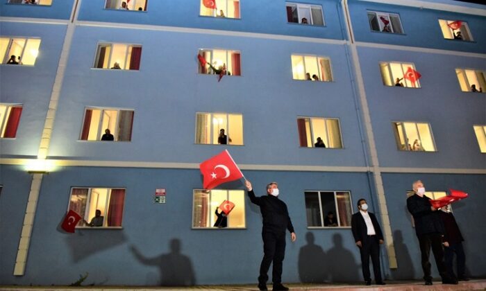 KARANTİNADAKİ MİSAFİRLERE SÜRPRİZ