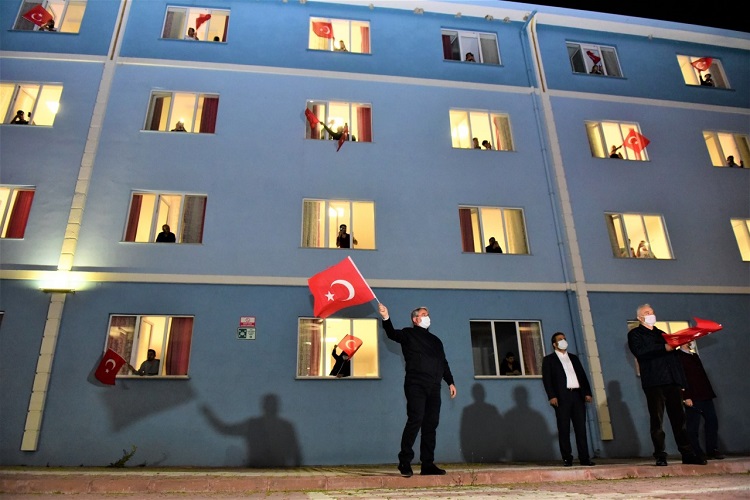 KARANTİNADAKİ MİSAFİRLERE SÜRPRİZ
