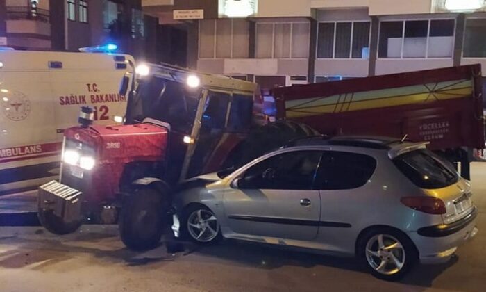 OTOMOBİL İLE TRAKTÖR ÇARPIŞTI: 3 YARALI