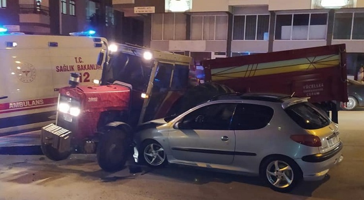OTOMOBİL İLE TRAKTÖR ÇARPIŞTI: 3 YARALI