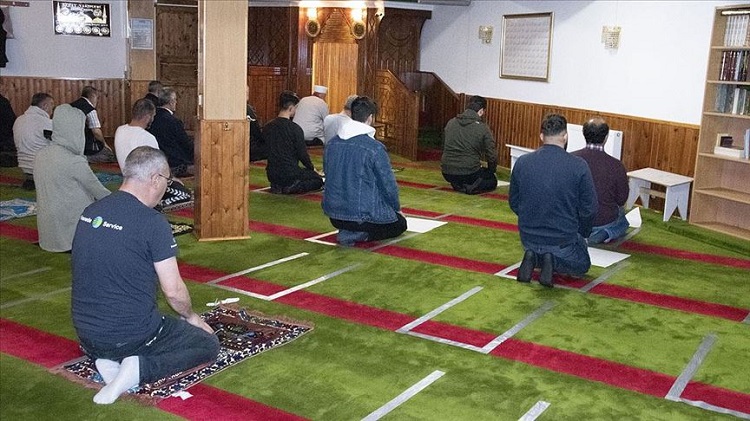 CAMİLER CEMAATLE NAMAZA AÇILDI