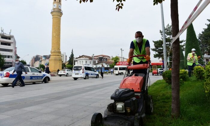 PARKLARDA ÇEVRE DÜZENLEMESİ SÜRÜYOR