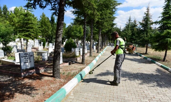 MEZARLIKLAR BAYRAMA HAZIRLANIYOR