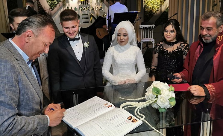 KENDİ KIZININ NİKAHINI KIYDI