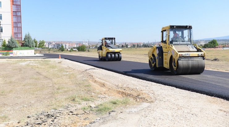 ÇİFTLİK PINARI ASFALTA KAVUŞTU