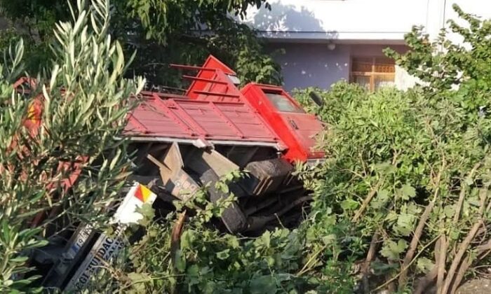 FRENİ BOŞALAN KAMYONET DUVARA ÇARPTI