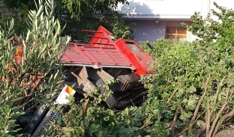 FRENİ BOŞALAN KAMYONET DUVARA ÇARPTI