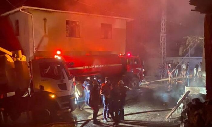 KÖYDE ÇIKAN YANGINDA 1 EV YANDI