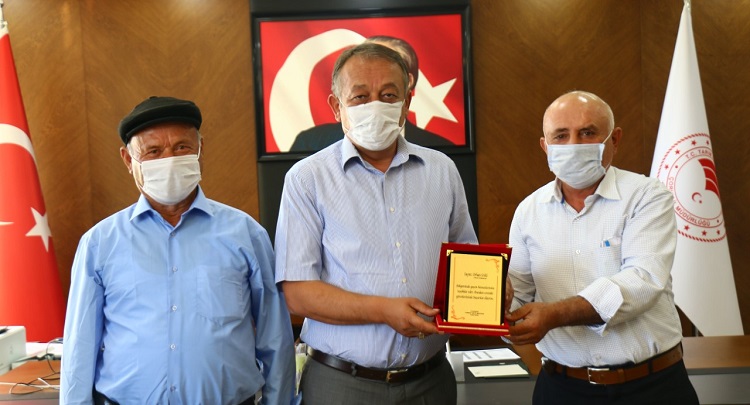 MUHTARDAN SARI’YA ÖZVERİ PLAKETİ