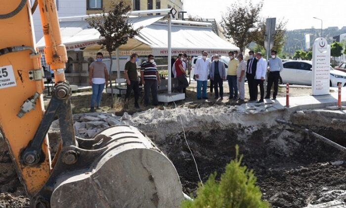 BELEDİYE’DEN HASTANE BAHÇESİNE YOL