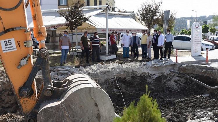 BELEDİYE’DEN HASTANE BAHÇESİNE YOL