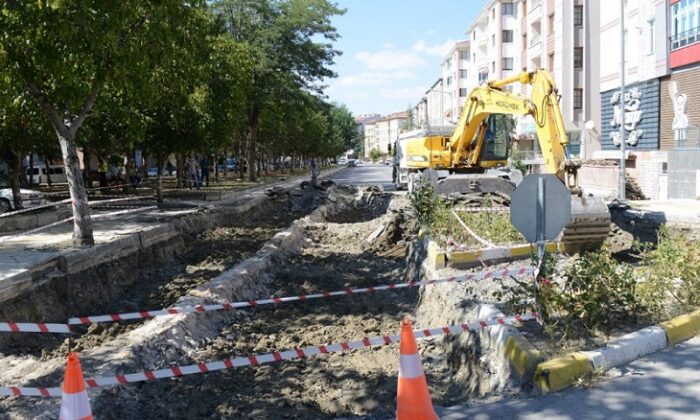 BELEDİYE VARİNLİ CADDESİNİ YENİLENİYOR