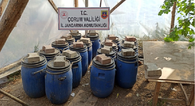 KÖYDE SAHTE İÇKİ ELE GEÇİRİLDİ