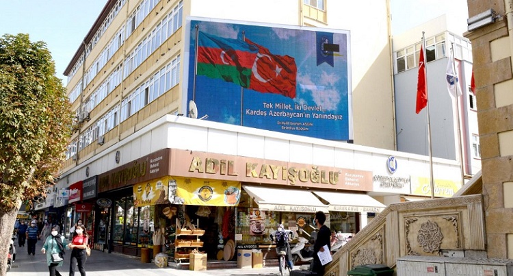 AZERBAYCAN’A BAYRAKLI DESTEK