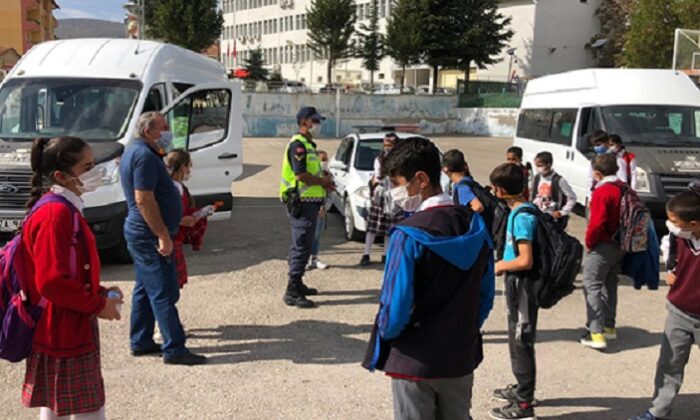 JANDARMA OKUL SERVİSLERİNİ DENETLEDİ