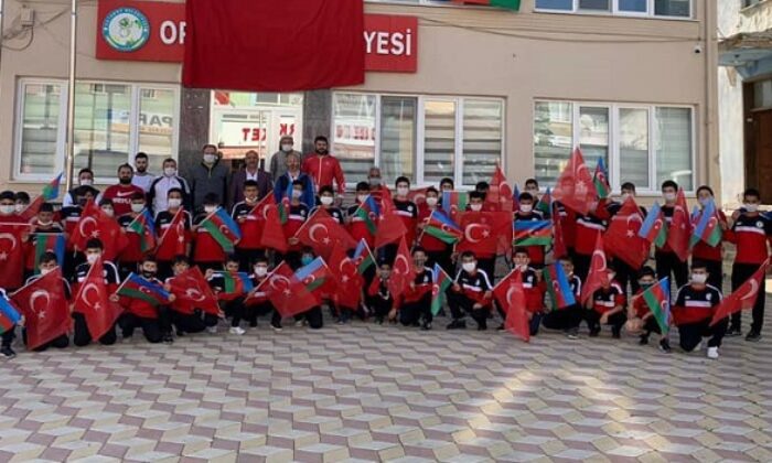 MİNİK GÜREŞÇİLERDEN AZERBAYCAN’A DESTEK