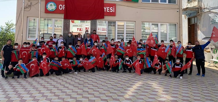 MİNİK GÜREŞÇİLERDEN AZERBAYCAN’A DESTEK