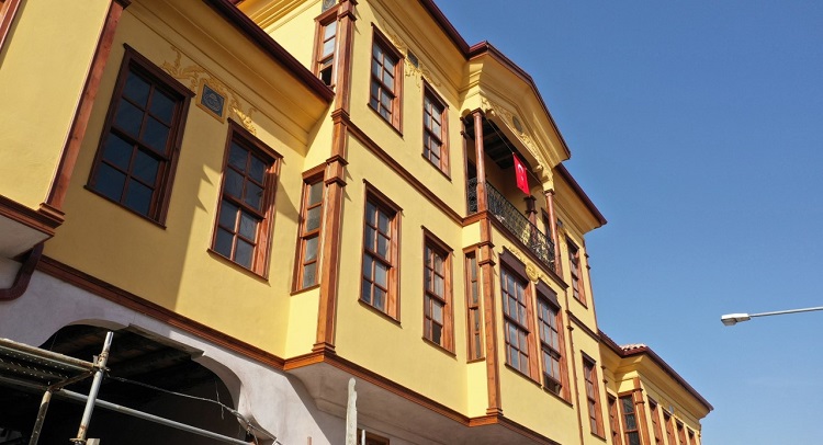 ASIRLIK HAN AYAĞA KALKIYOR
