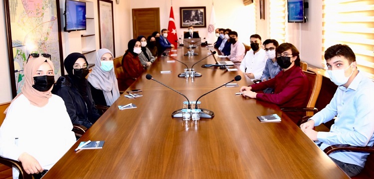 VALİ TECRÜBELERİNİ ÖĞRENCİLERLE PAYLAŞTI