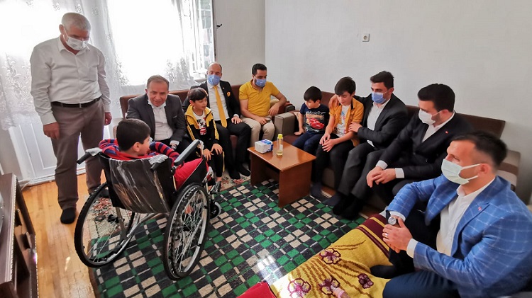 CEYLAN MÜLTECİ ÇOCUĞU SEVİNDİRDİ