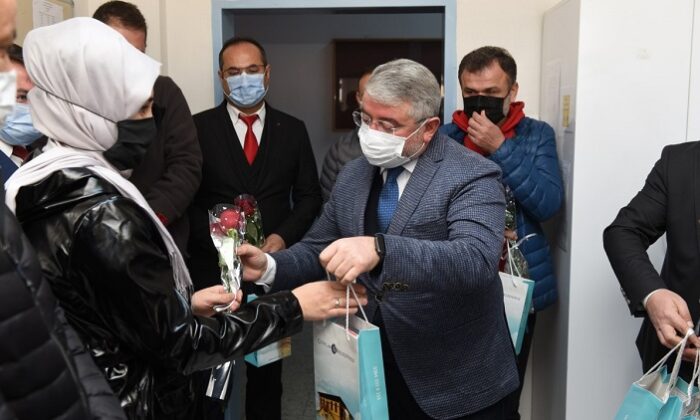 BAŞKAN AŞGIN ÖĞRETMENLERİ UNUTMADI