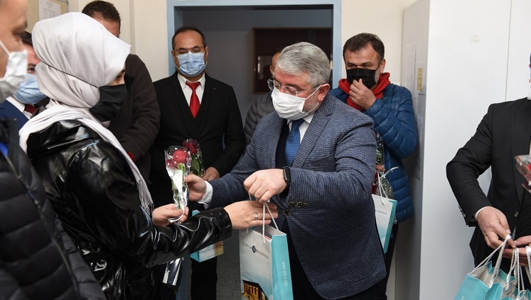 BAŞKAN AŞGIN ÖĞRETMENLERİ UNUTMADI