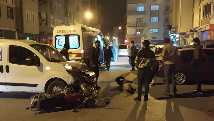 OTOMOBİL İLE MOTOSİKLET ÇARPIŞTI