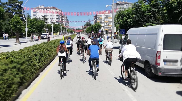 CADDELER BİSİKLET YOLUNA KAVUŞSUN