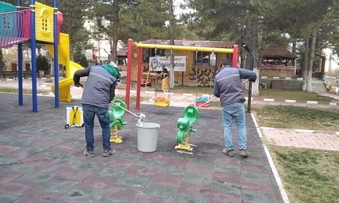 PARKLARDA DEZENFEKTE ÇALIŞMASI YAPILDI