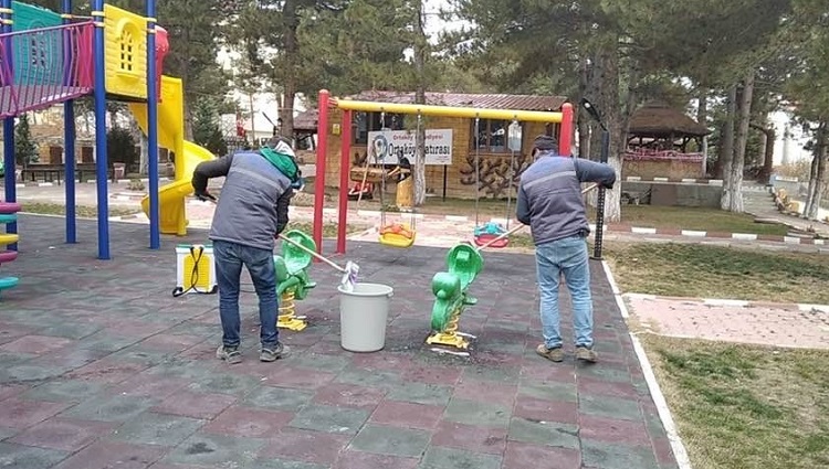 PARKLARDA DEZENFEKTE ÇALIŞMASI YAPILDI