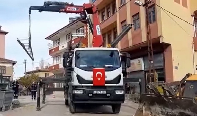 ORTAKÖY’DE ELEKTRİK DİREKLERİ YENİLENİYOR