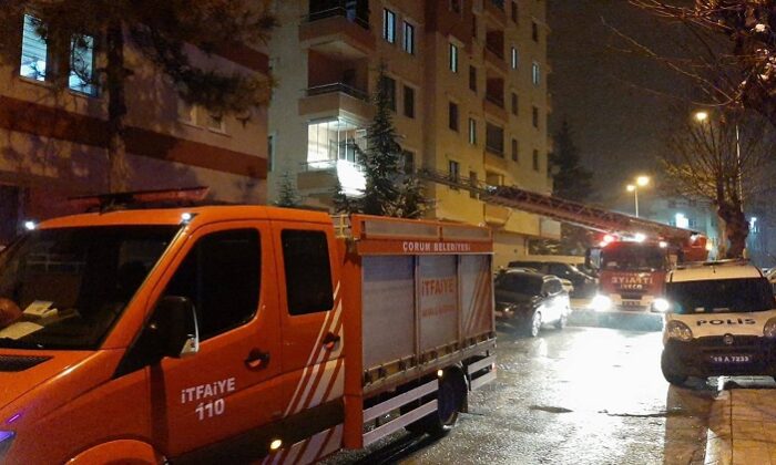 YAŞLI KADINA İTFAİYE YARDIMCI OLDU