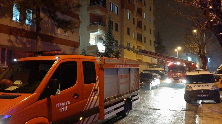 YAŞLI KADINA İTFAİYE YARDIMCI OLDU