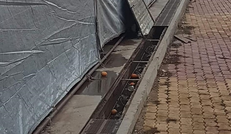 DEMİR IZGARALARI ÇALDILAR!
