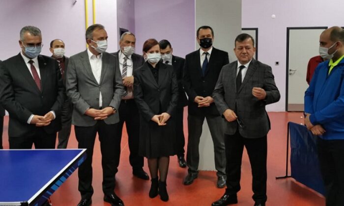 BAŞARILI SPORCULARA SPONSOR OLDU