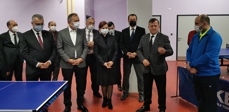 BAŞARILI SPORCULARA SPONSOR OLDU