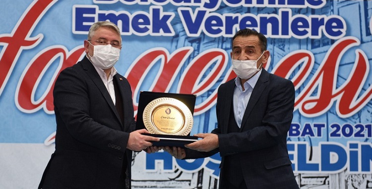 EMEKLİ OLAN PERSONELE PLAKET VERİLDİ