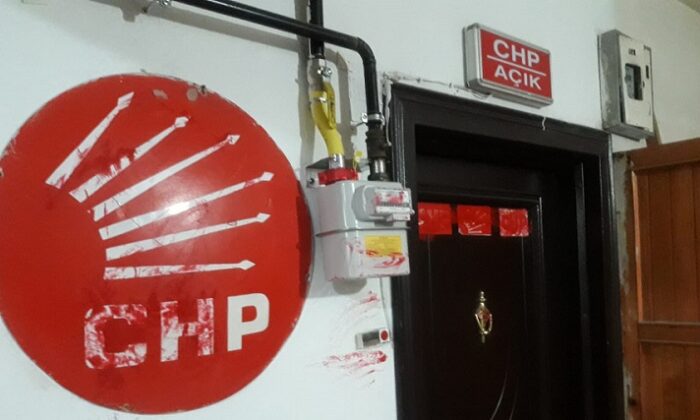 CHP İLÇE BİNASINA BOYALI SALDIRI