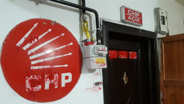 CHP İLÇE BİNASINA BOYALI SALDIRI