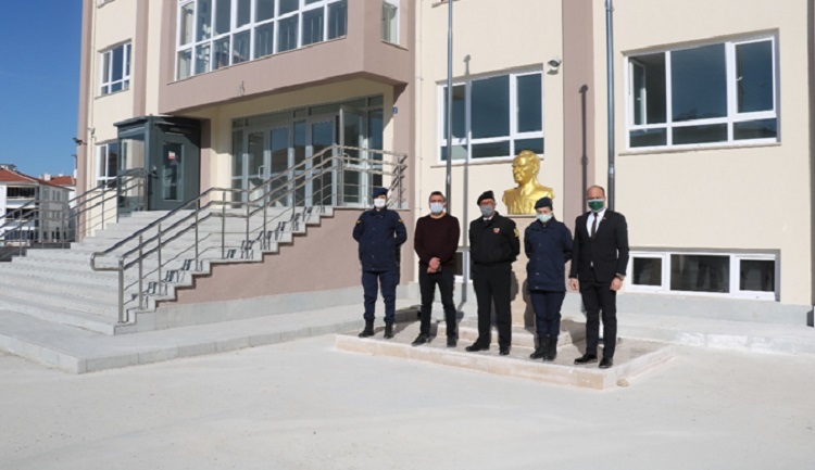 JANDARMA’DAN OKULA ATATÜRK BÜSTÜ