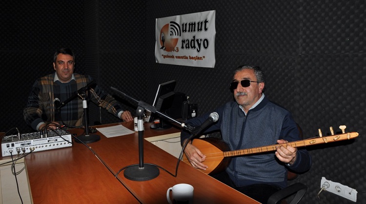 AŞIK VEYSEL TÜRKÜLERLE ANILDI
