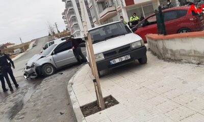 İKİ OTOMOBİL ÇARPIŞTI DUVAR YIKILDI